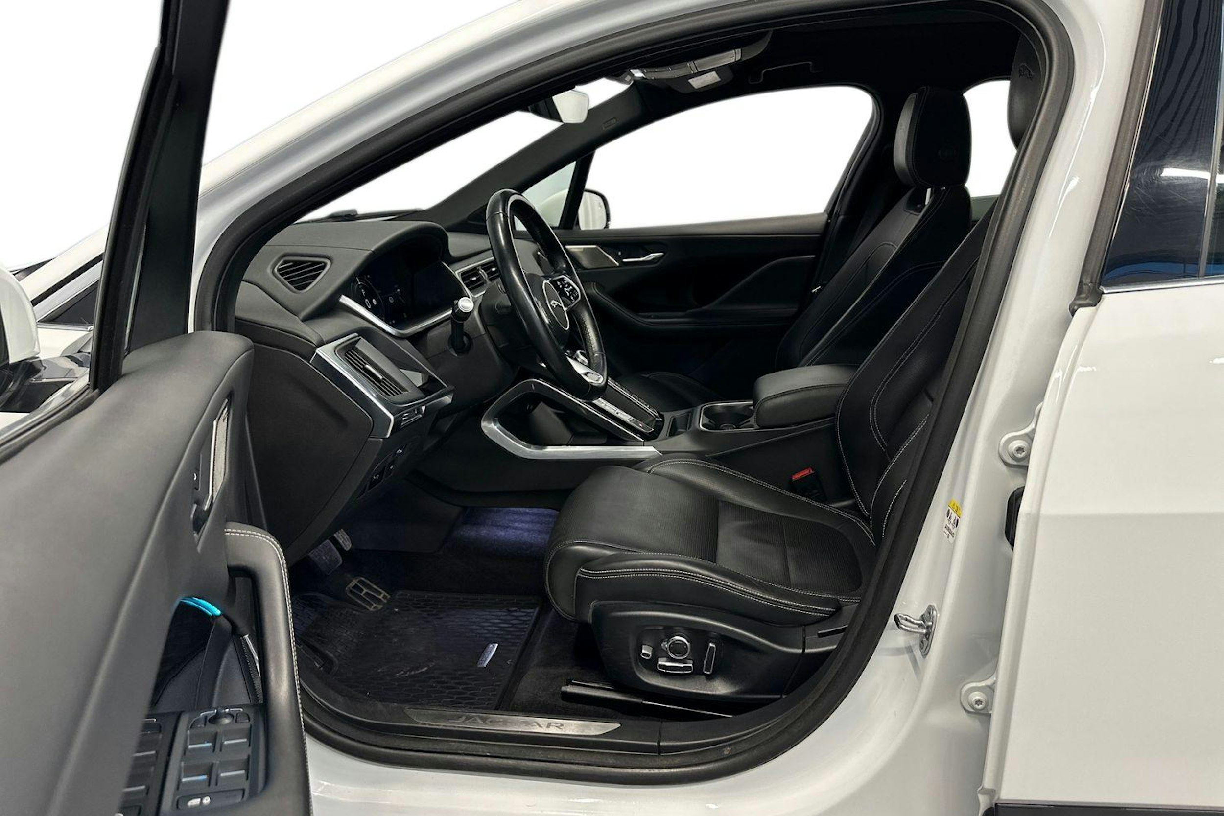 valkoinen Jaguar I-PACE 2020 kuva 11.