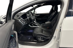 valkoinen Jaguar I-PACE 2020 kuva 11.