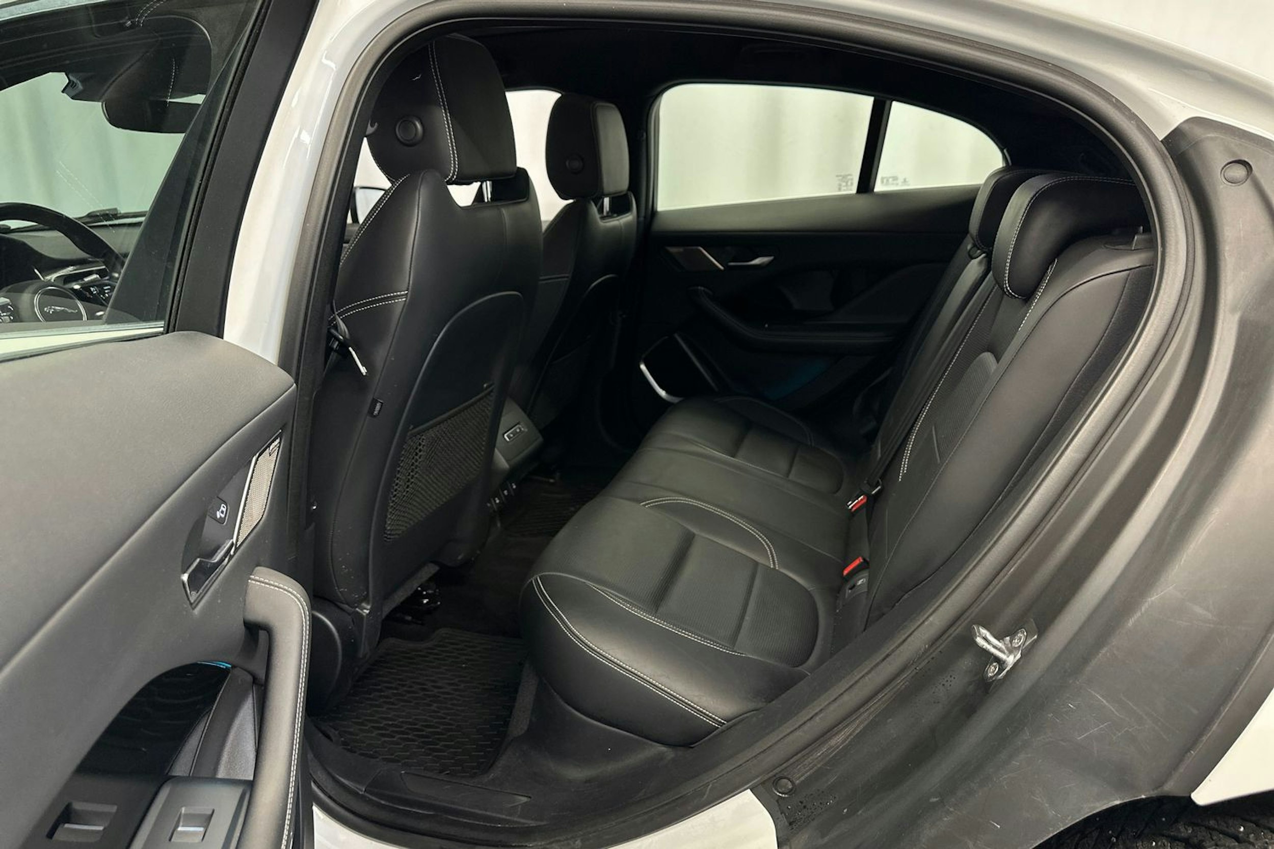 valkoinen Jaguar I-PACE 2020 kuva 13.