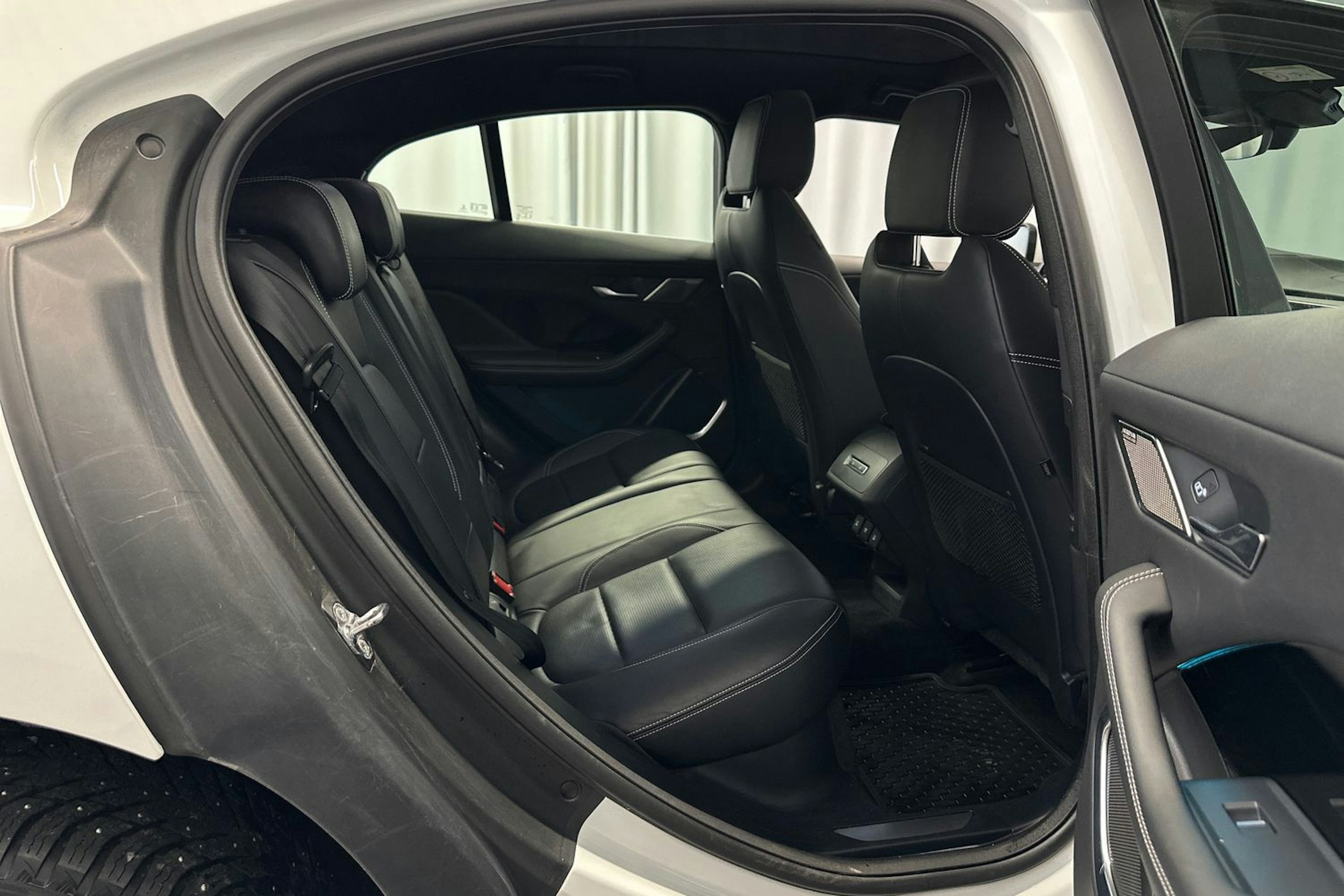 valkoinen Jaguar I-PACE 2020 kuva 14.