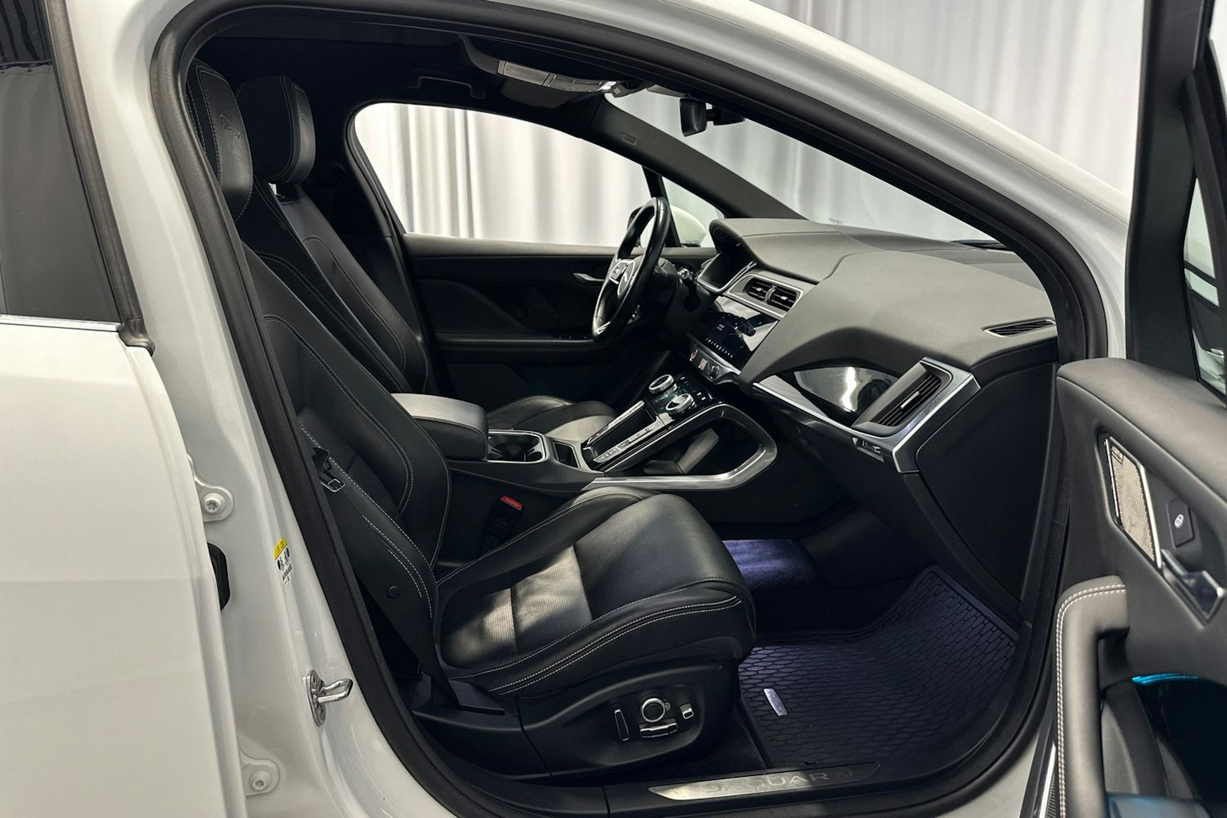 valkoinen Jaguar I-PACE 2020 kuva 15.
