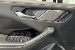 valkoinen Jaguar I-PACE 2020 kuva 16.