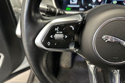 valkoinen Jaguar I-PACE 2020 kuva 18.