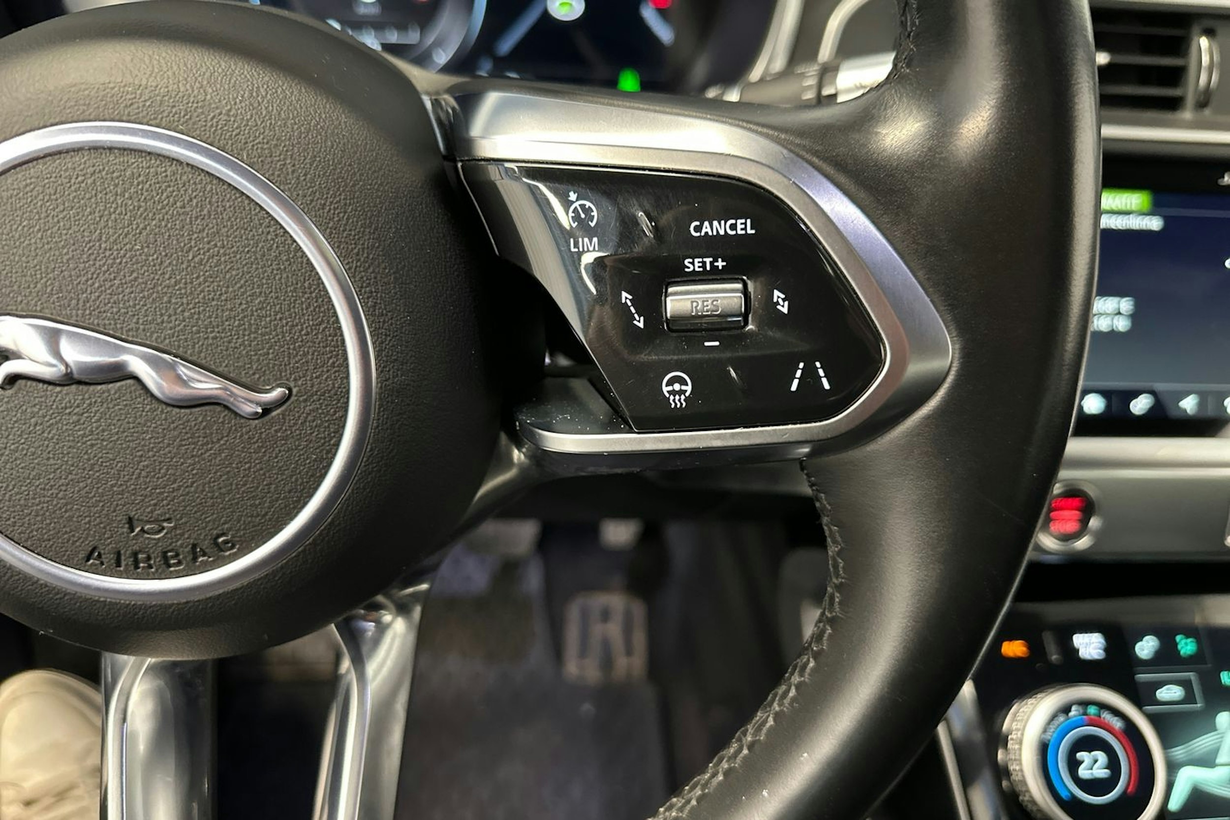 valkoinen Jaguar I-PACE 2020 kuva 19.