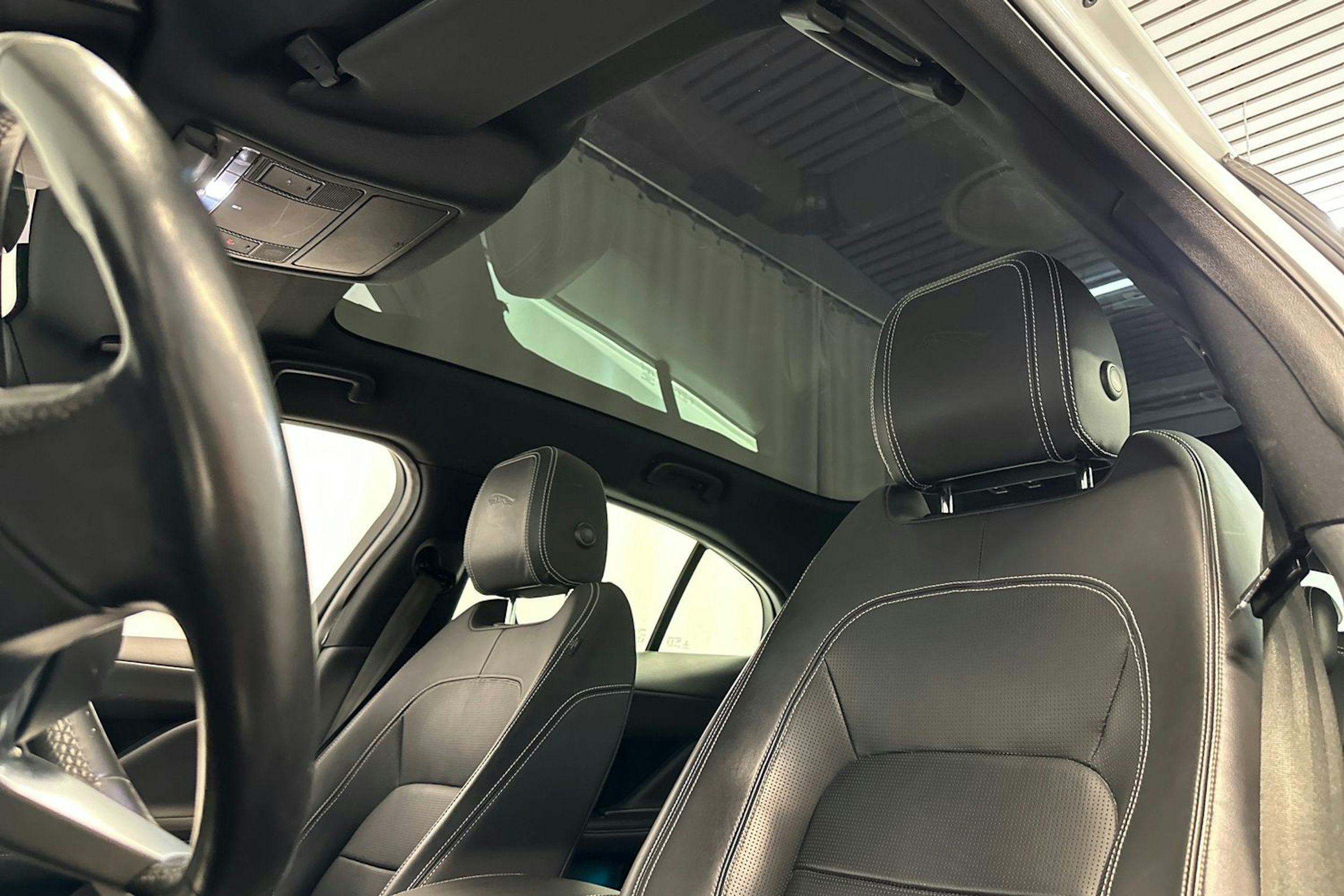 valkoinen Jaguar I-PACE 2020 kuva 26.