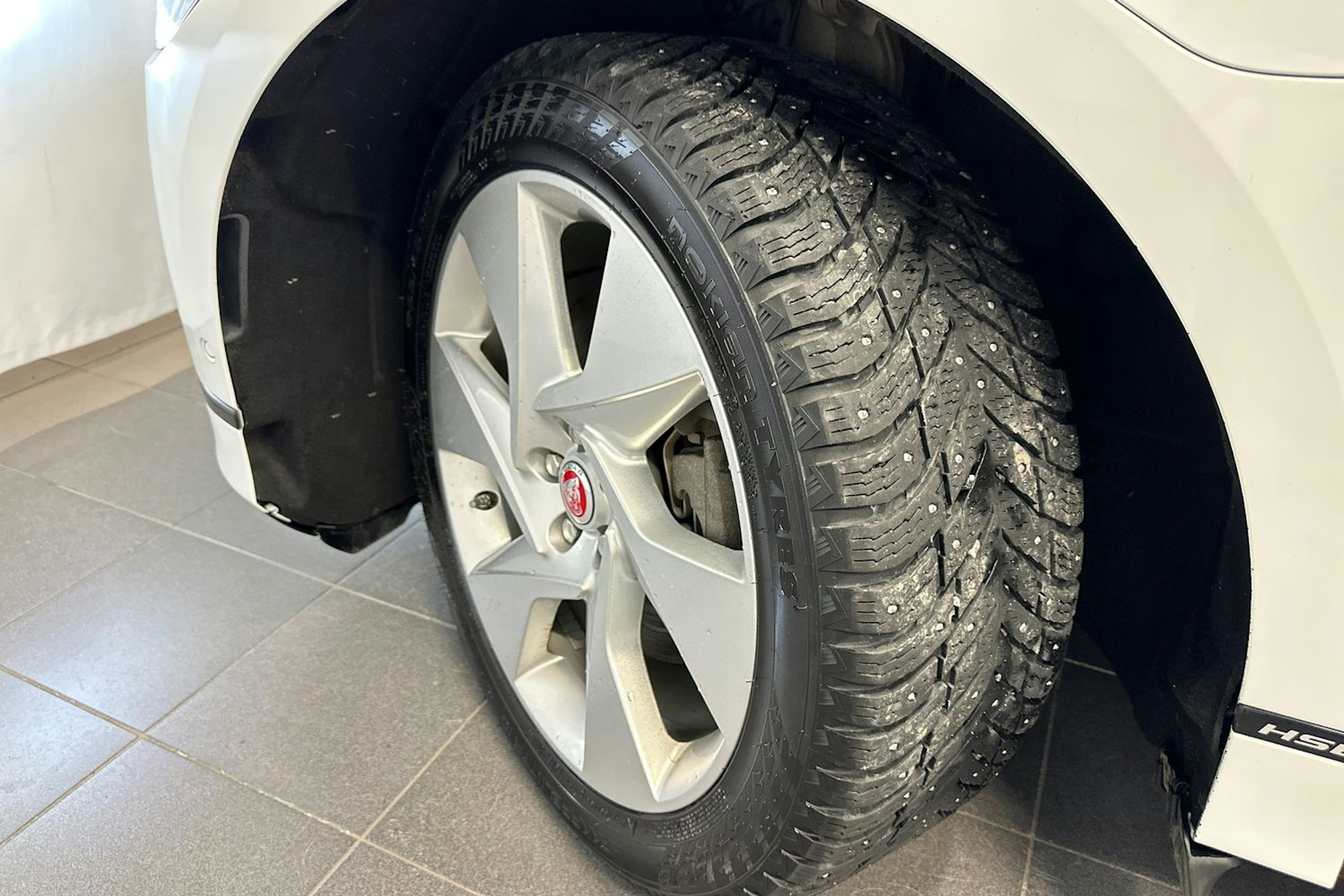 valkoinen Jaguar I-PACE 2020 kuva 28.