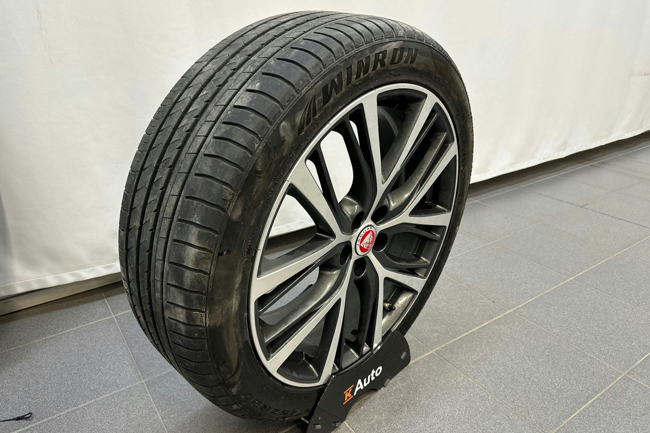 valkoinen Jaguar I-PACE 2020 kuva 29.