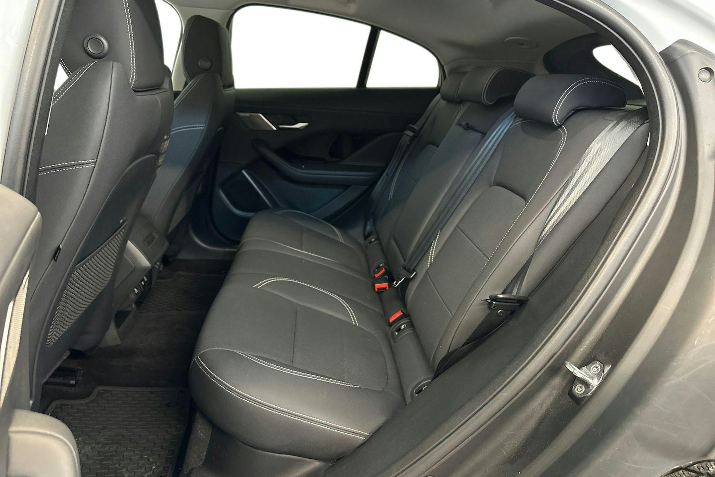 valkoinen Jaguar I-PACE 2021 kuva 8.