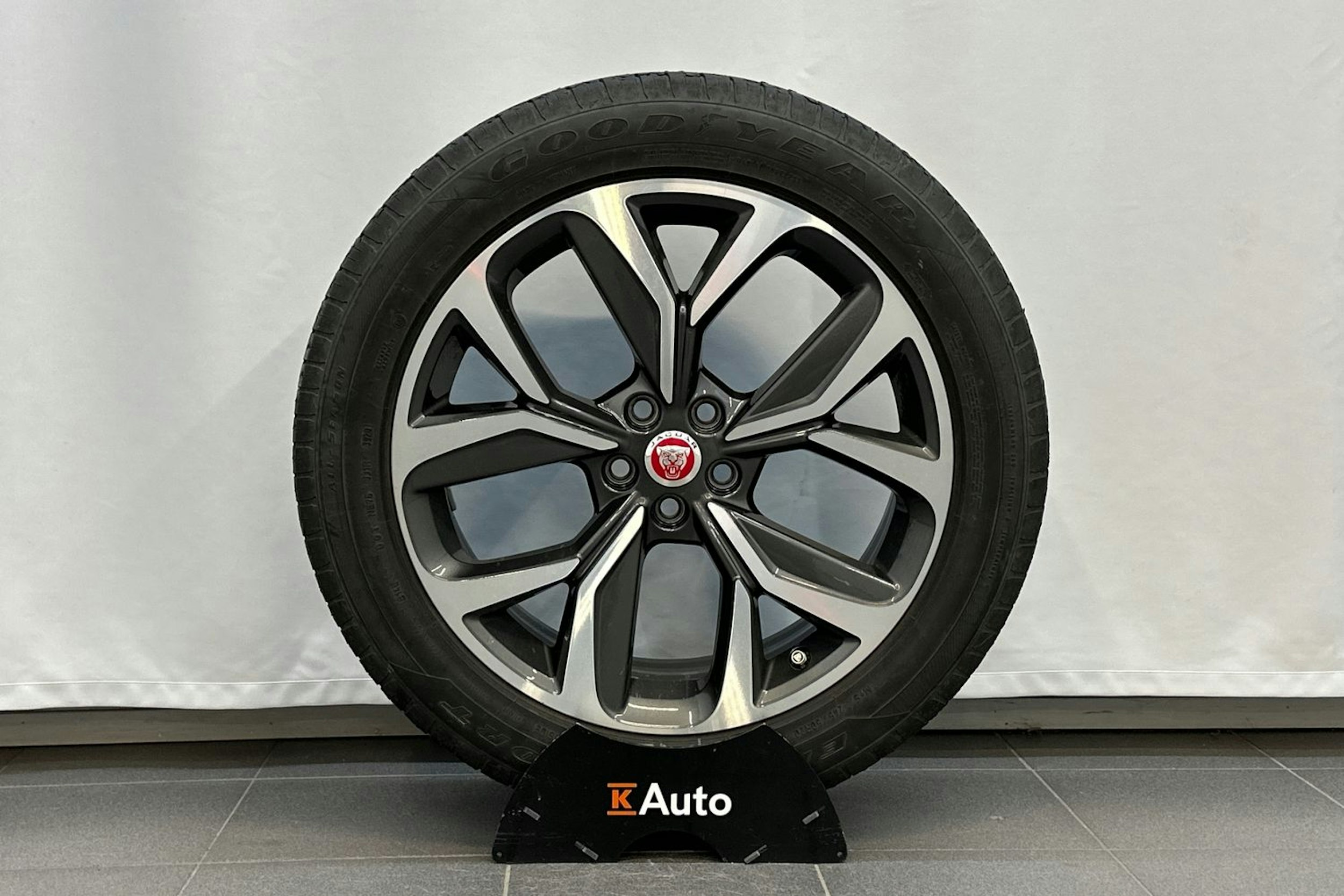 valkoinen Jaguar I-PACE 2021 kuva 10.