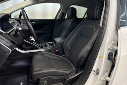 valkoinen Jaguar I-PACE 2021 kuva 11.
