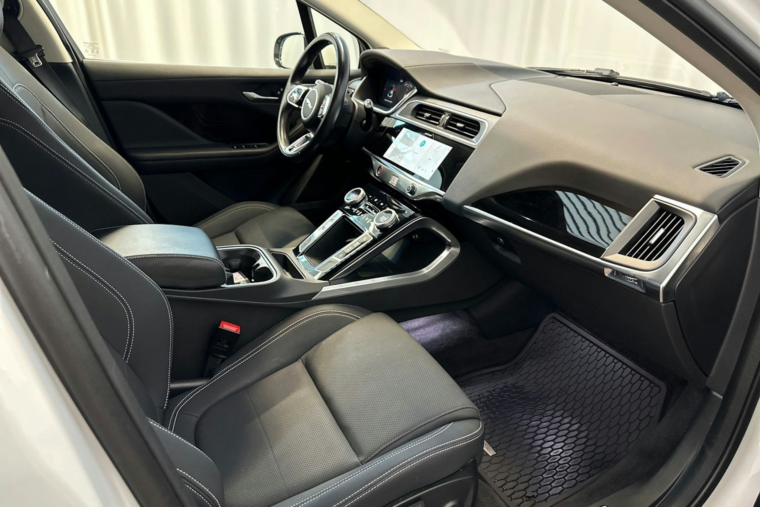 valkoinen Jaguar I-PACE 2021 kuva 12.