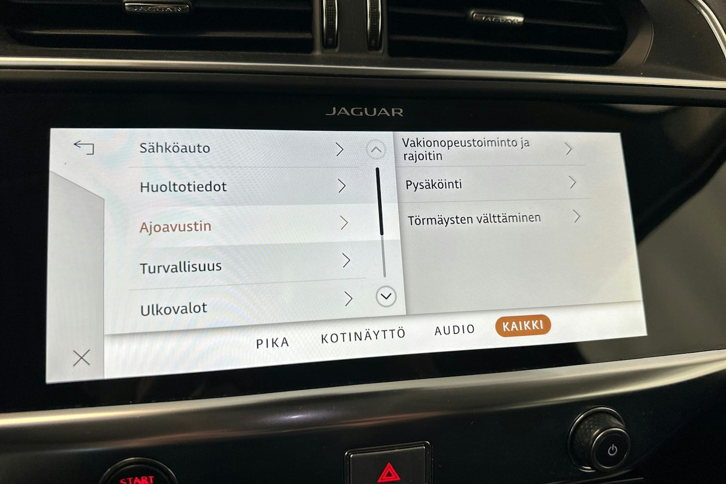 valkoinen Jaguar I-PACE 2021 kuva 19.