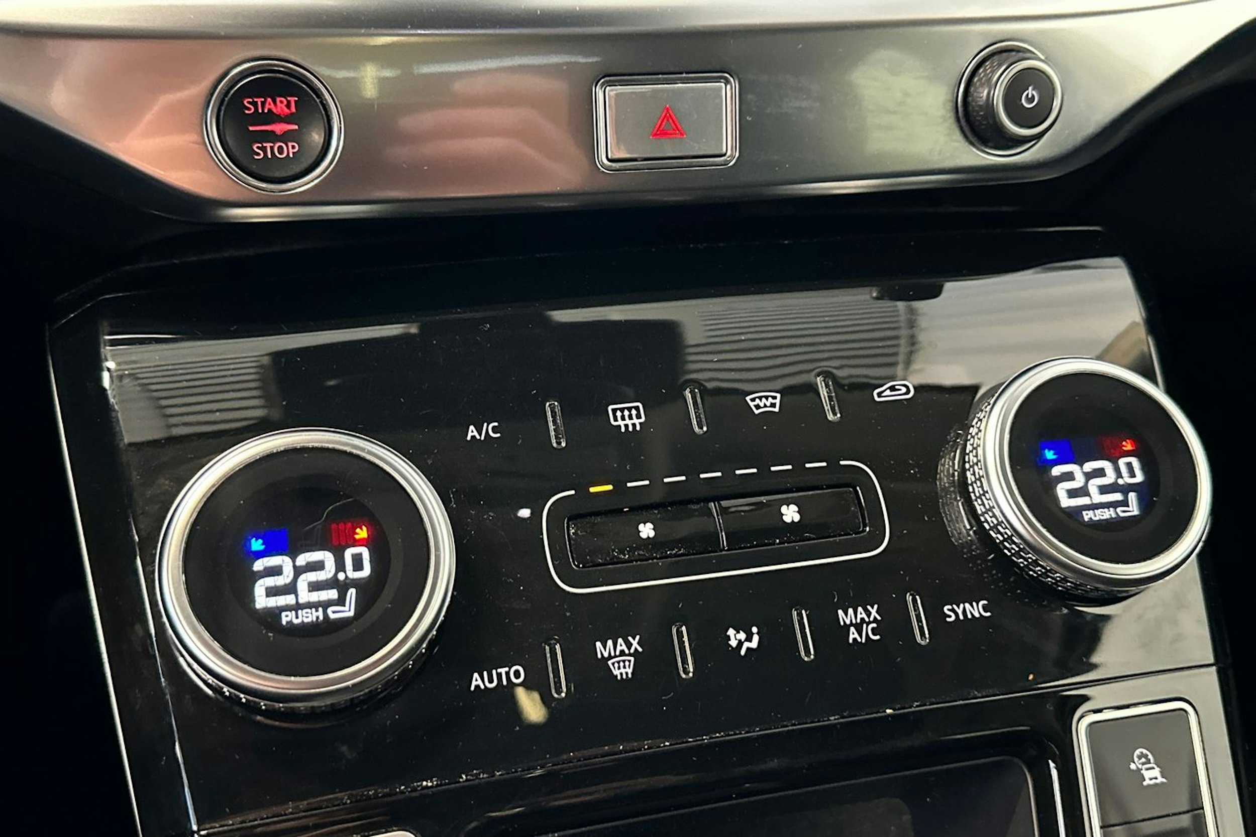 valkoinen Jaguar I-PACE 2021 kuva 21.