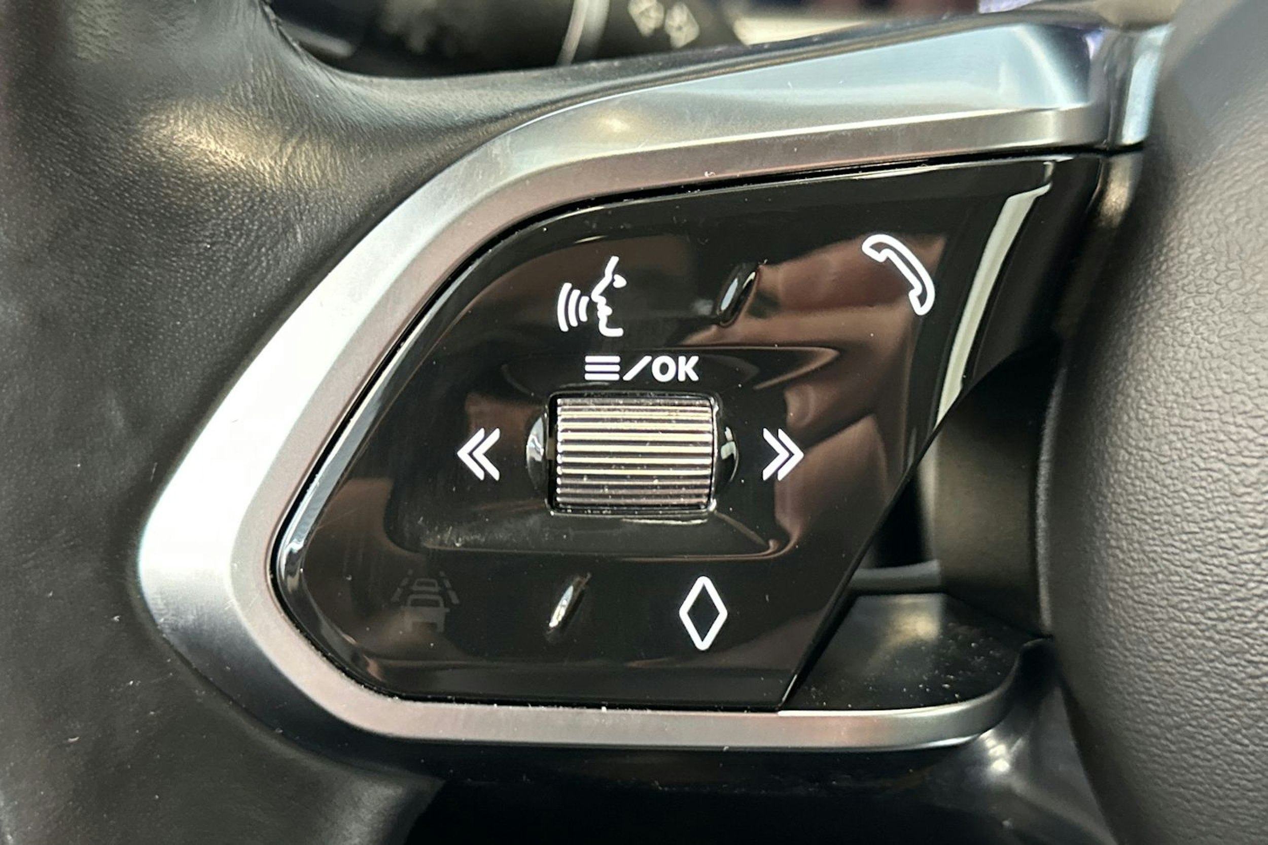 valkoinen Jaguar I-PACE 2021 kuva 23.