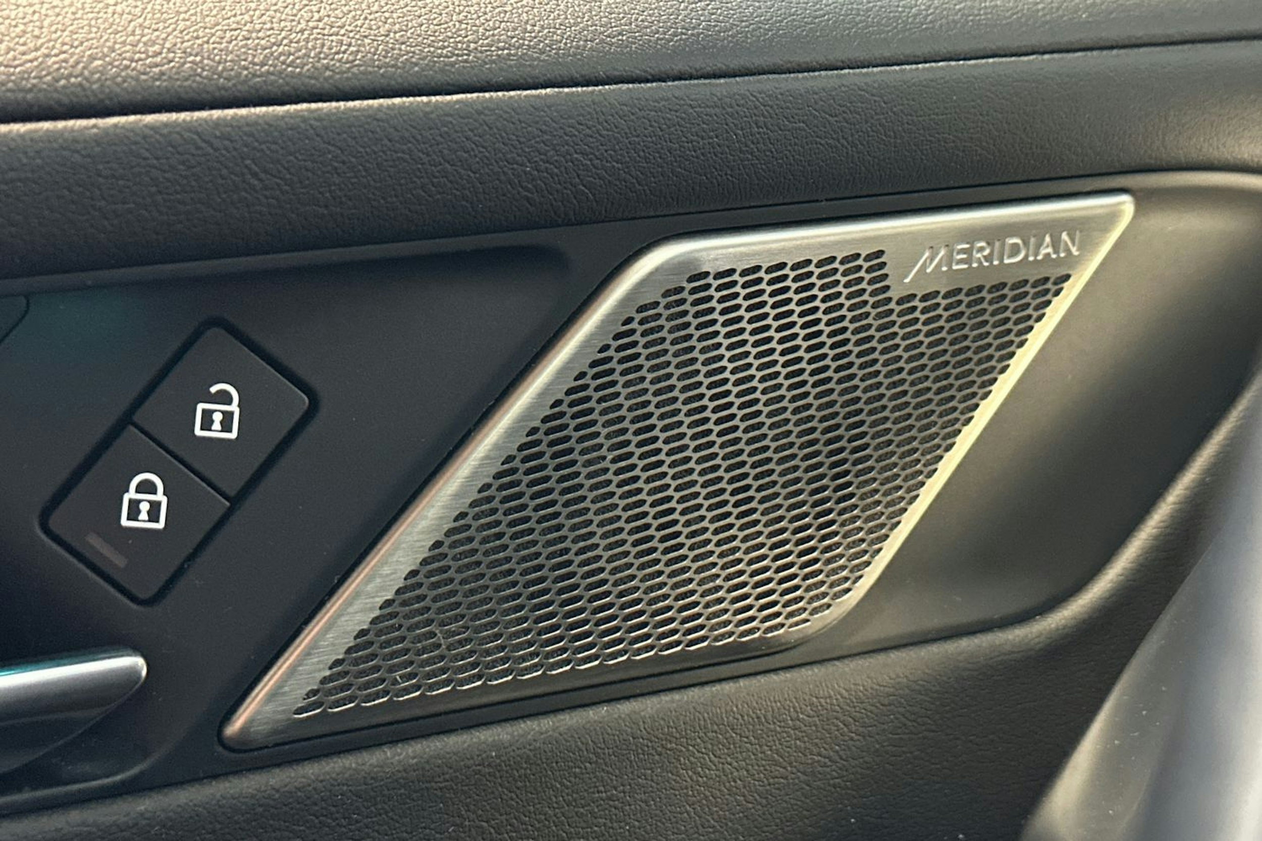 valkoinen Jaguar I-PACE 2021 kuva 26.