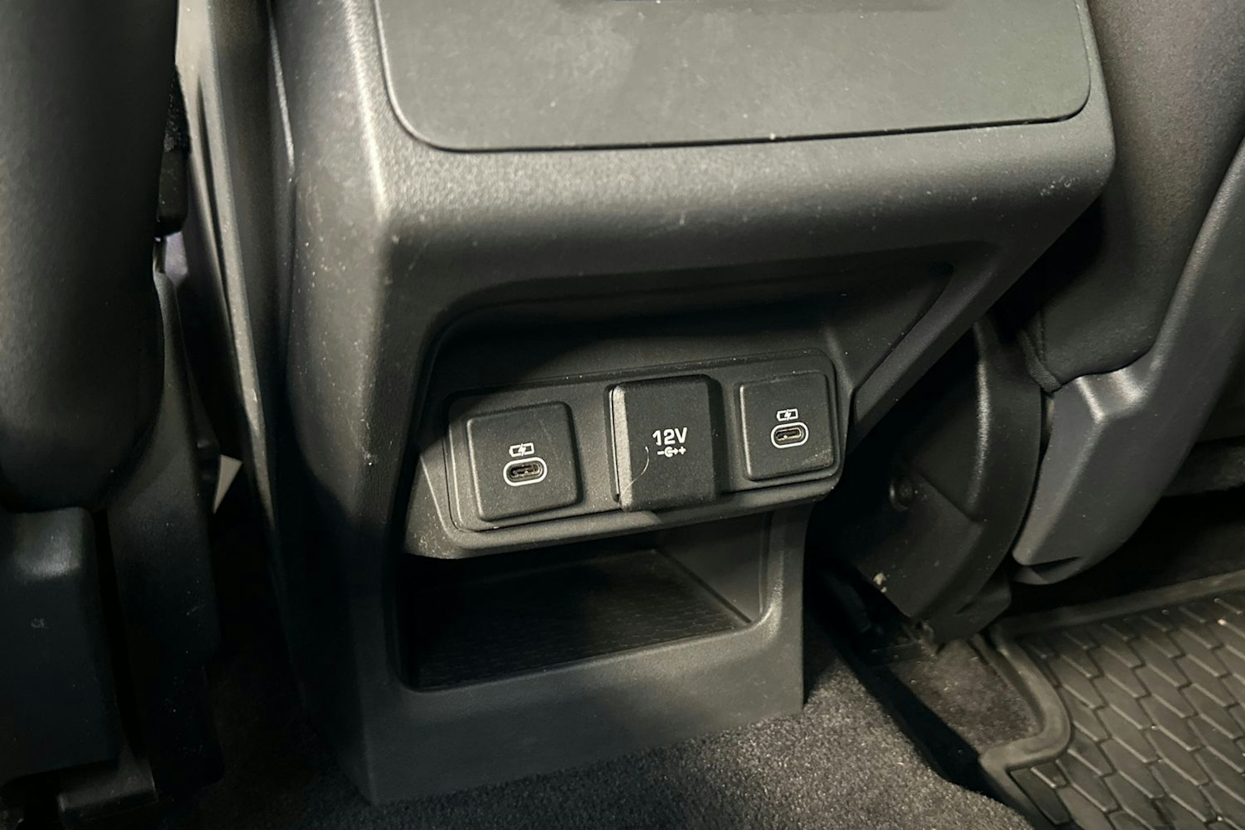 valkoinen Jaguar I-PACE 2021 kuva 28.