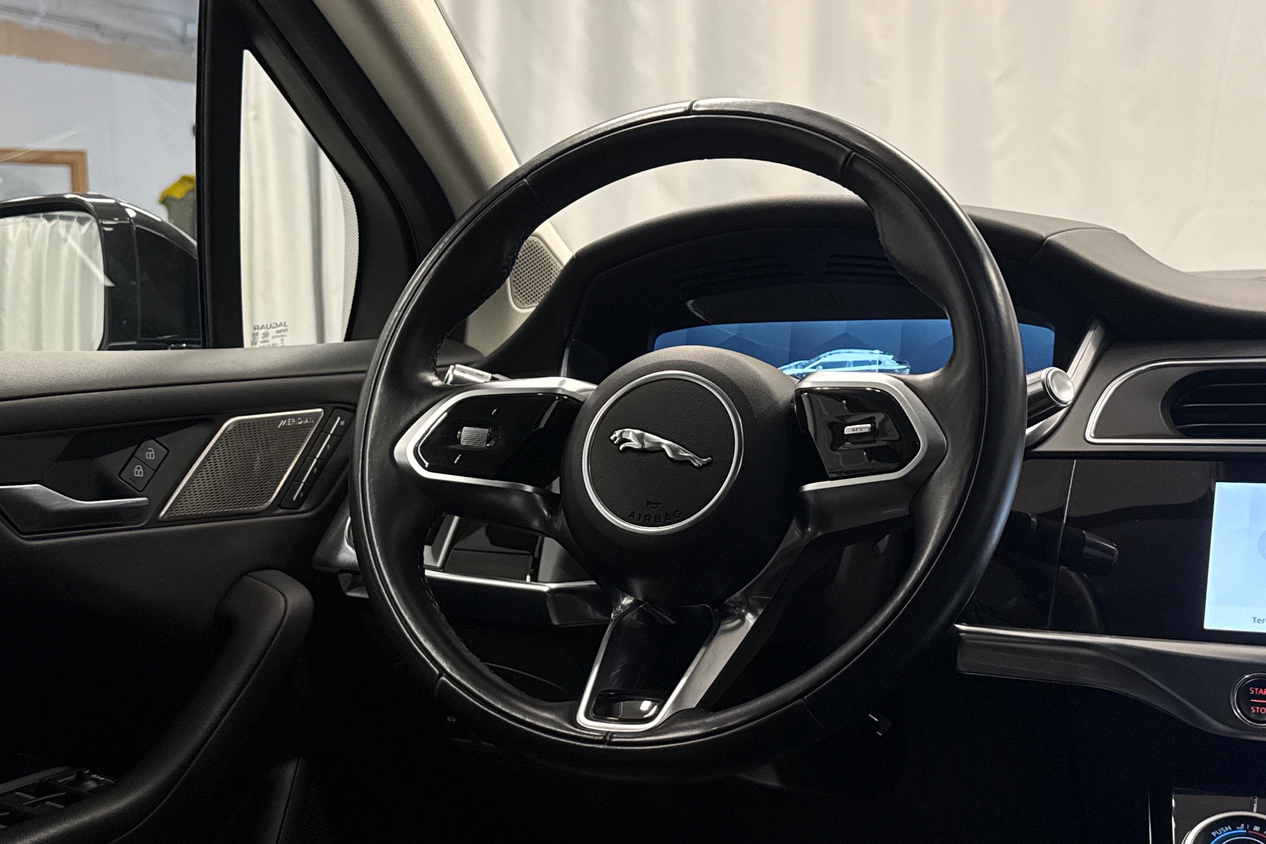 musta Jaguar I-PACE 2021 kuva 11.
