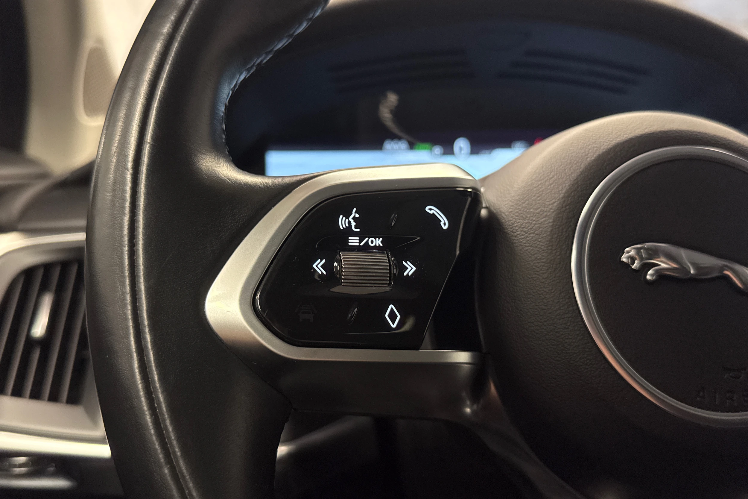 musta Jaguar I-PACE 2021 kuva 12.