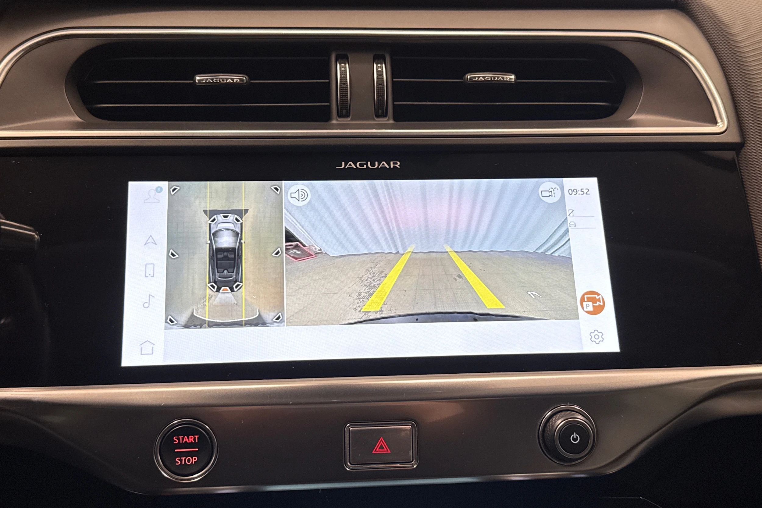 musta Jaguar I-PACE 2021 kuva 18.