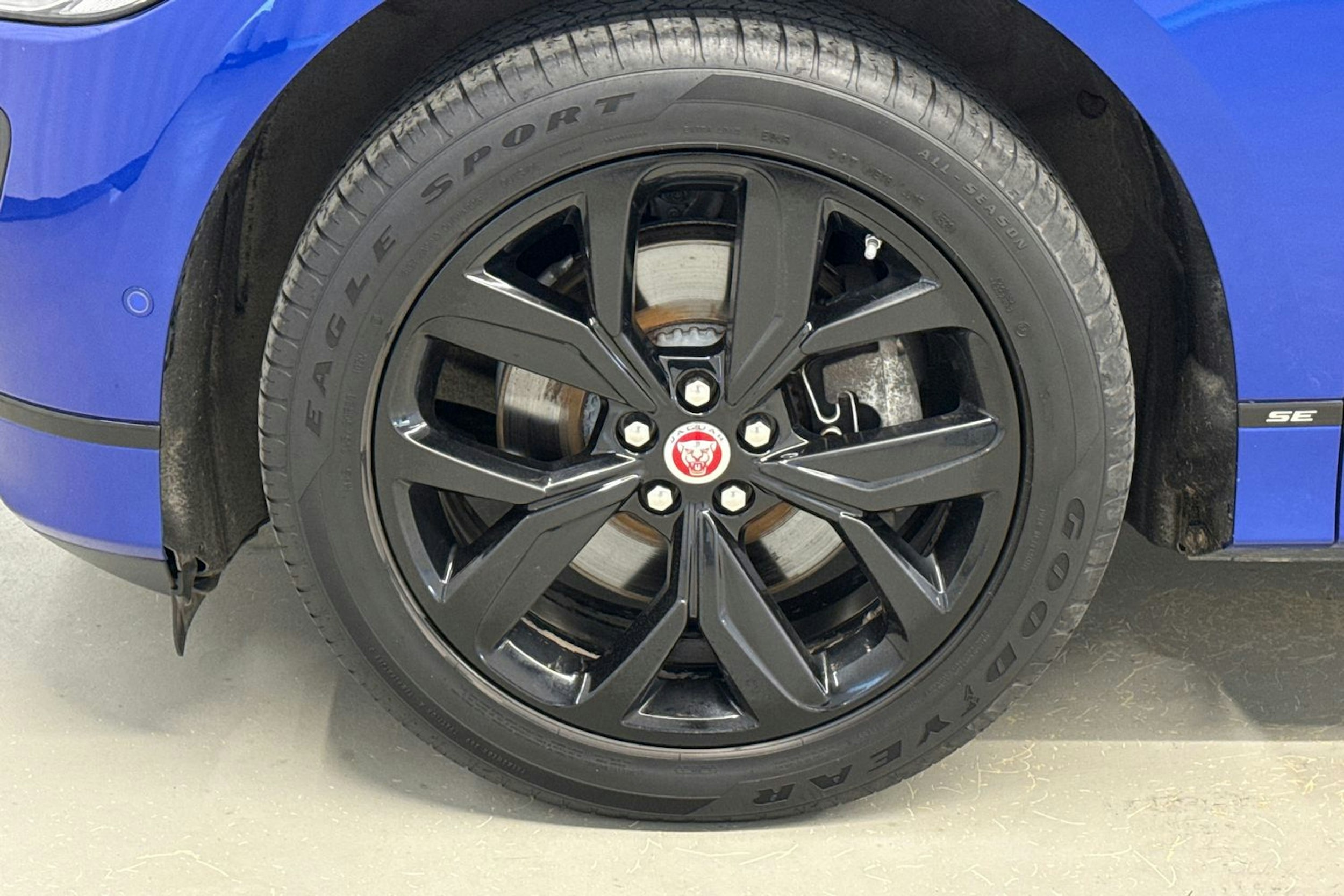 sininen Jaguar I-PACE 2021 kuva 13.