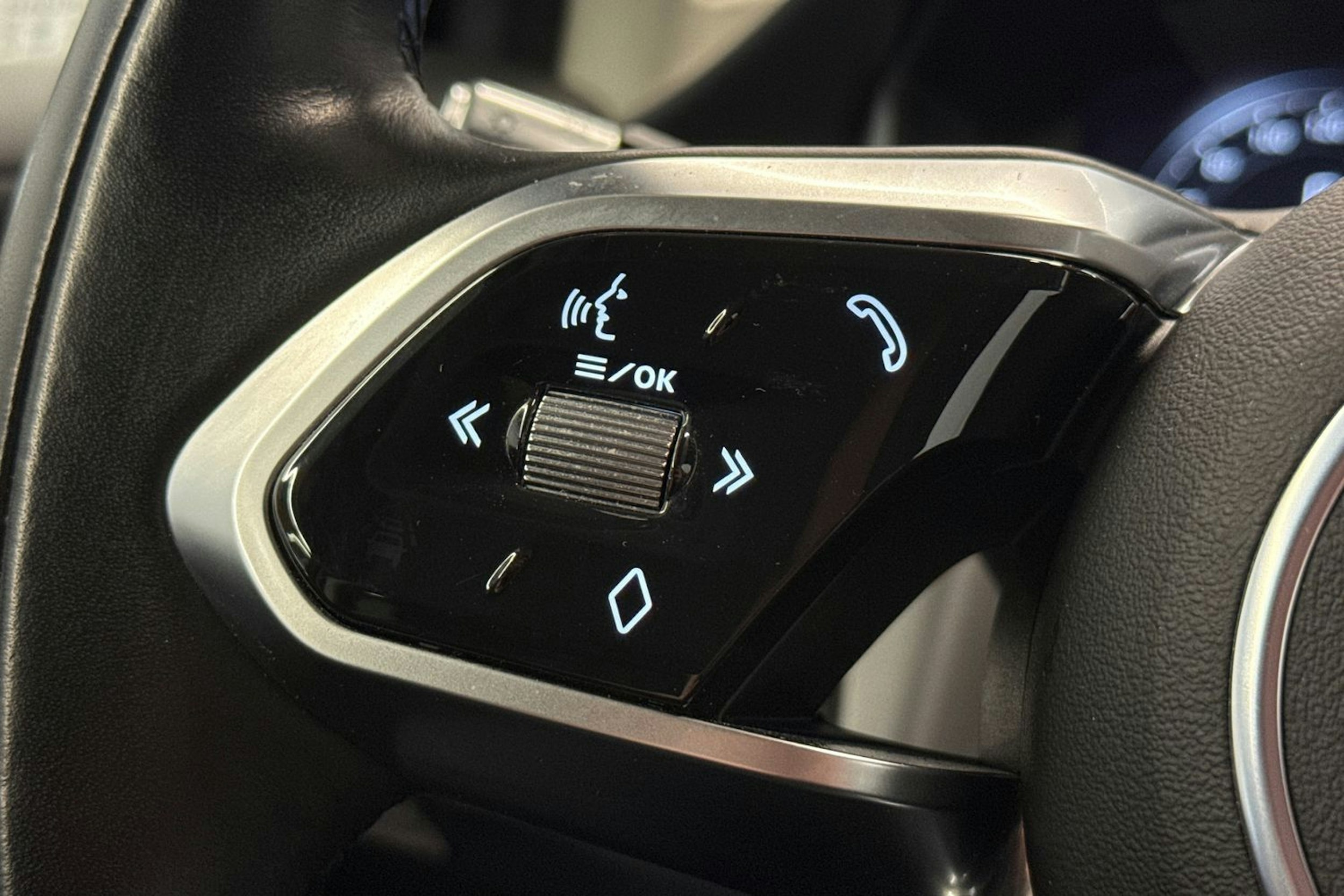 sininen Jaguar I-PACE 2021 kuva 15.