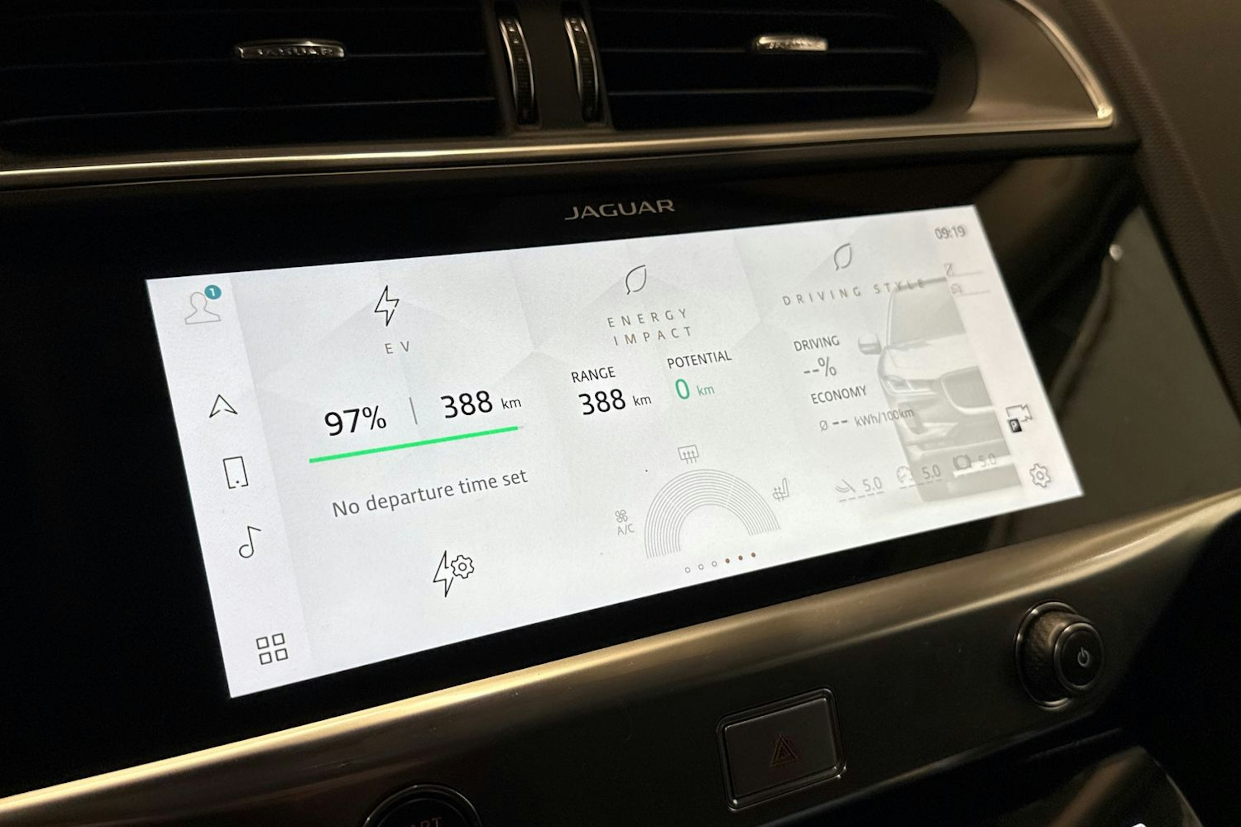 sininen Jaguar I-PACE 2021 kuva 18.