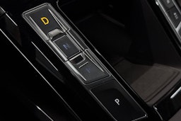 sininen Jaguar I-PACE 2021 kuva 26.
