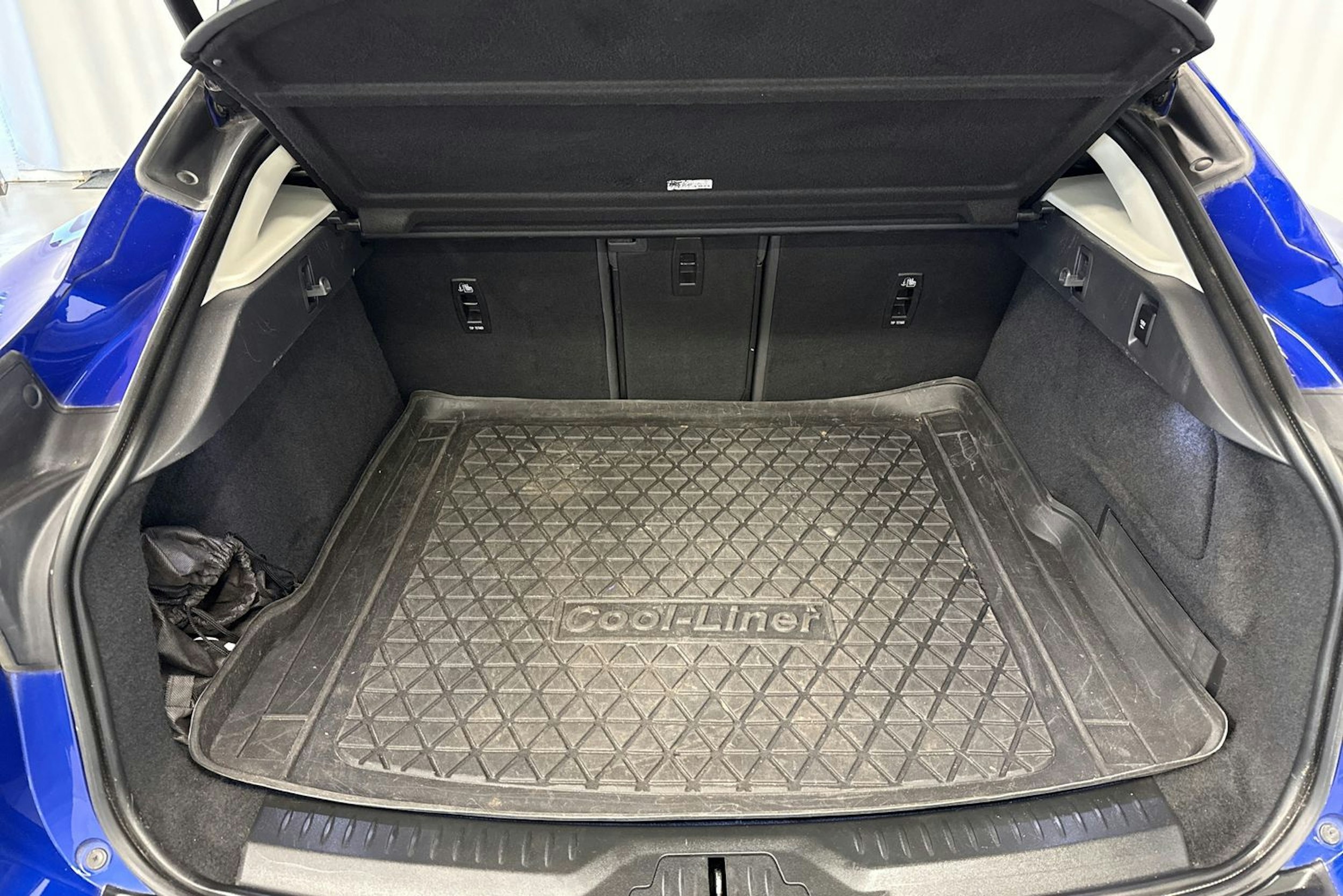 sininen Jaguar I-PACE 2021 kuva 31.