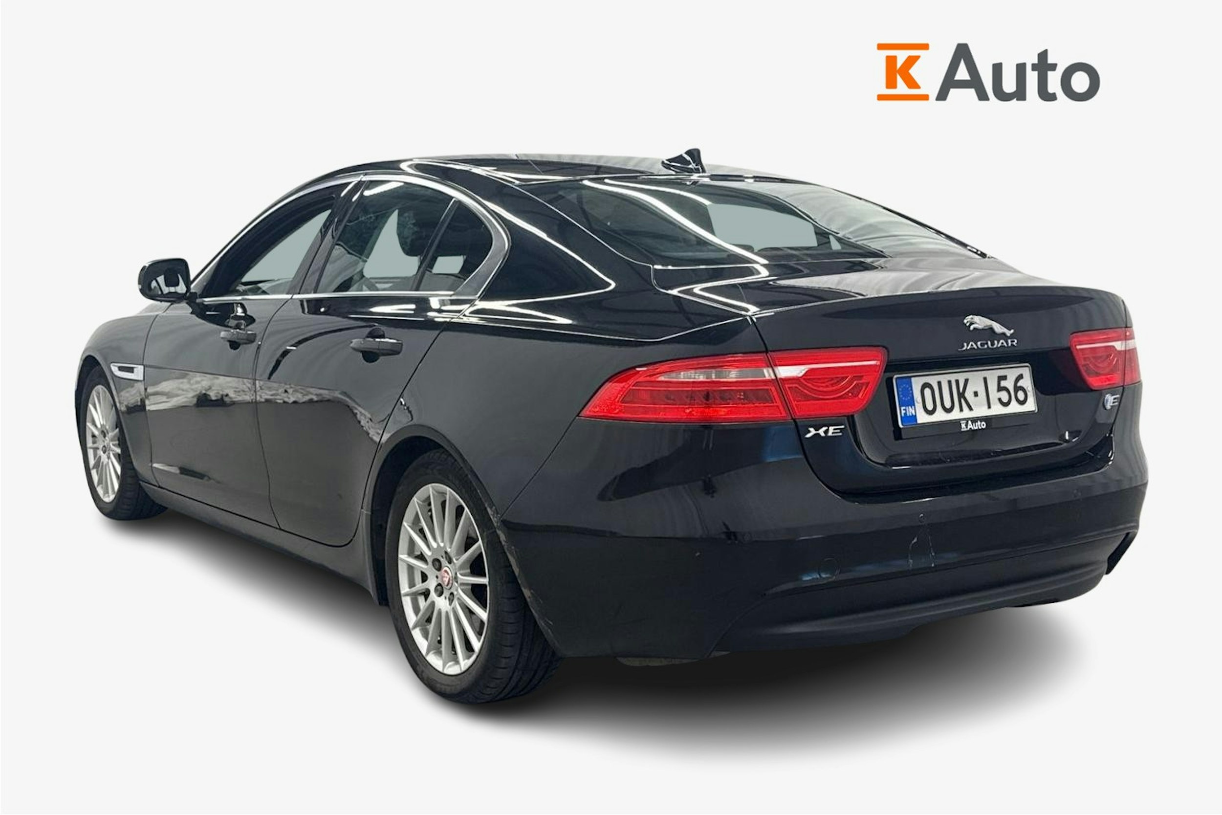 musta Jaguar XE 2016 kuva 2.