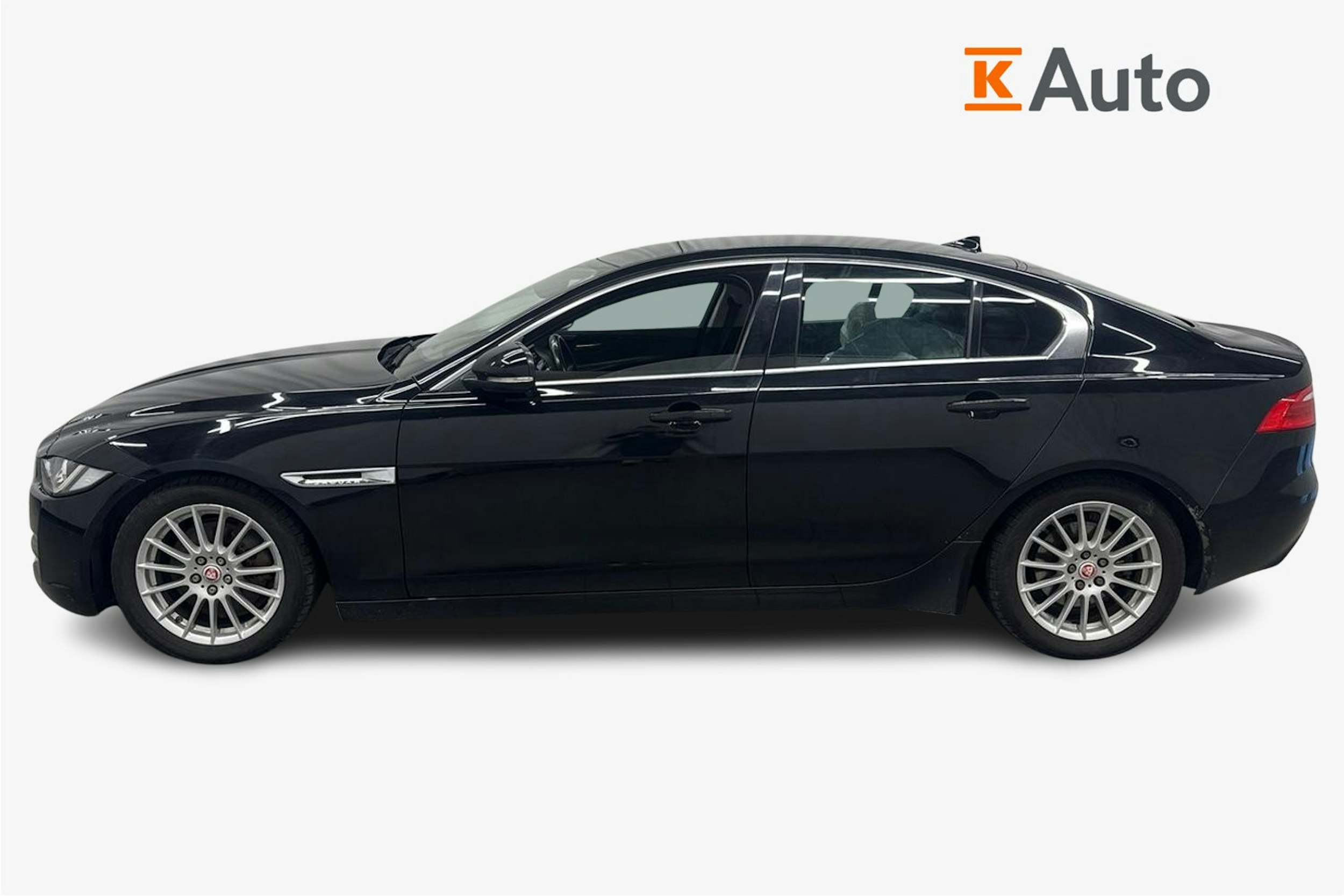 musta Jaguar XE 2016 kuva 5.
