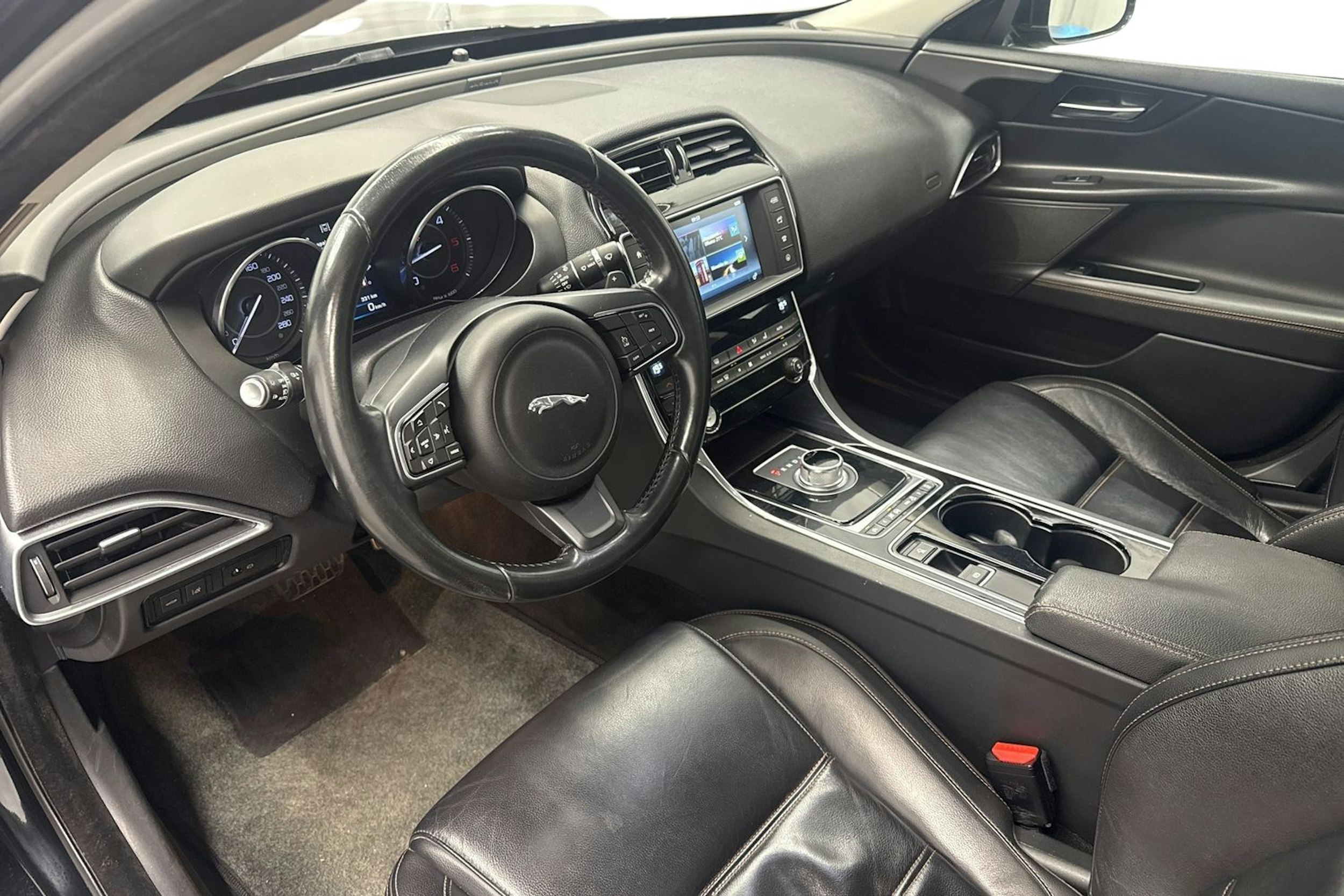 musta Jaguar XE 2016 kuva 6.