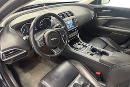 musta Jaguar XE 2016 kuva 6.