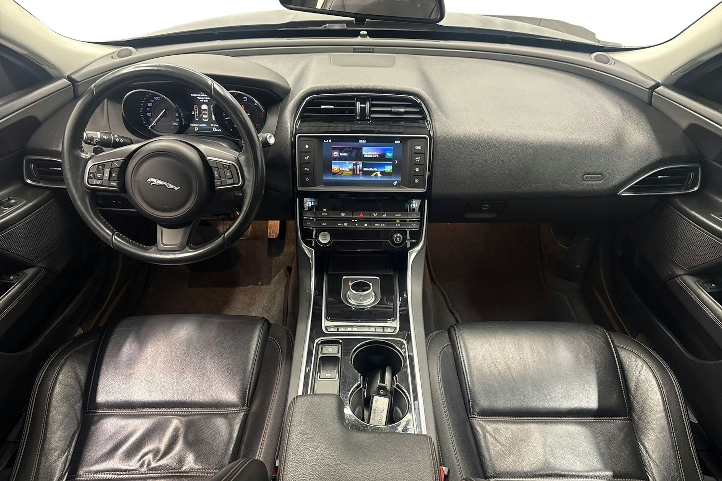 musta Jaguar XE 2016 kuva 7.
