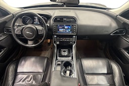 musta Jaguar XE 2016 kuva 7.