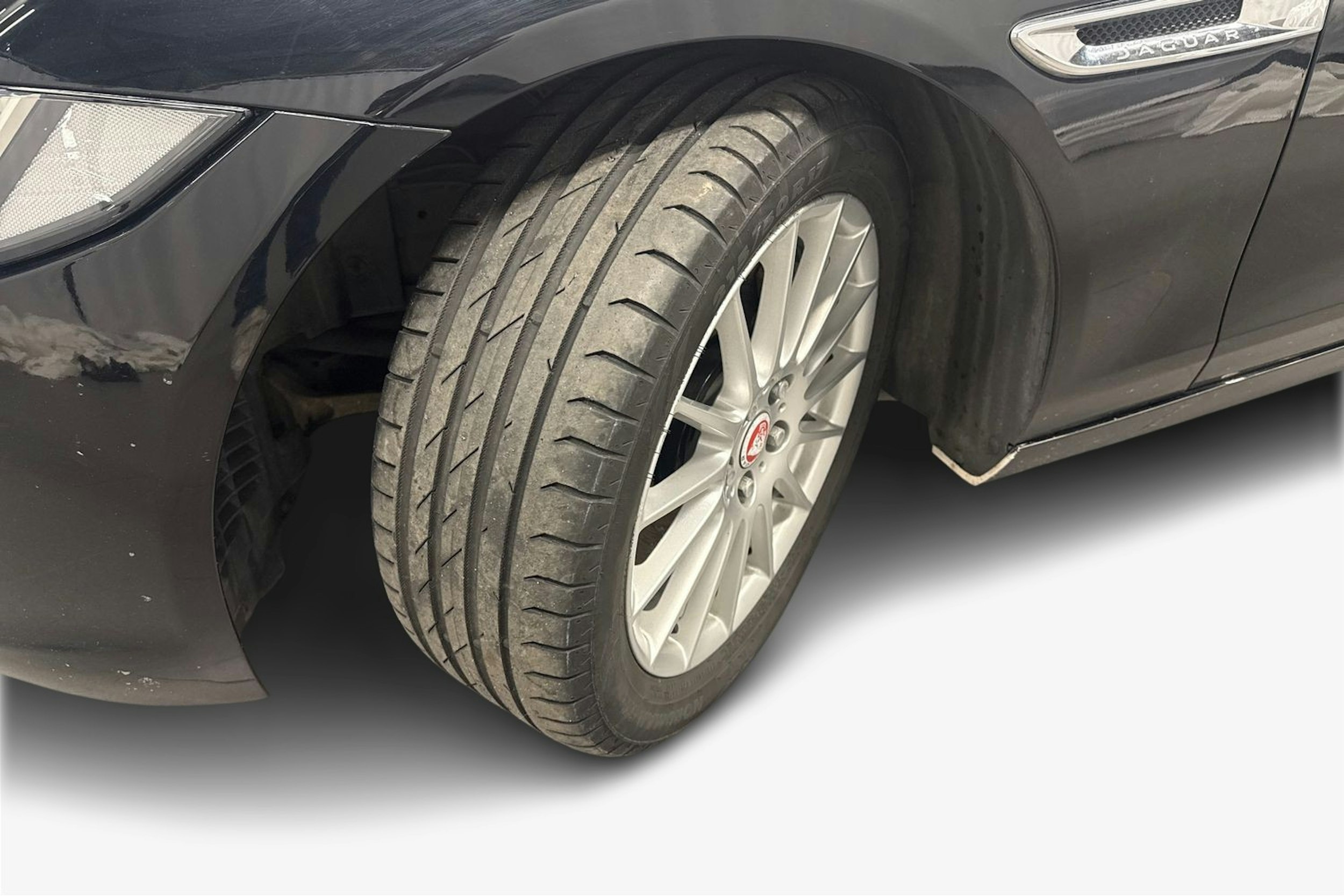 musta Jaguar XE 2016 kuva 9.