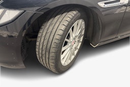 musta Jaguar XE 2016 kuva 9.