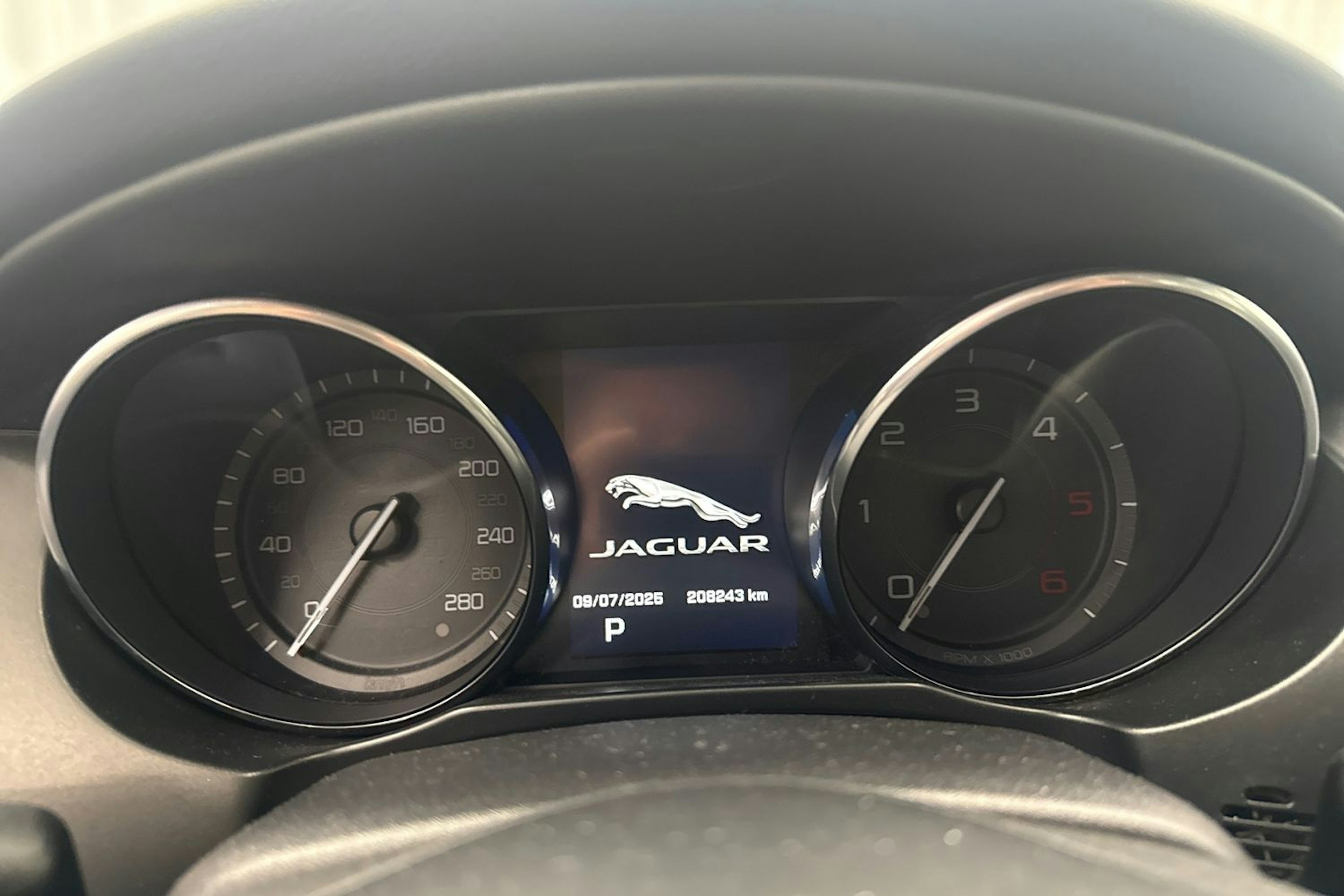 musta Jaguar XE 2016 kuva 12.