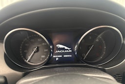 musta Jaguar XE 2016 kuva 12.