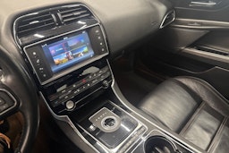 musta Jaguar XE 2016 kuva 13.