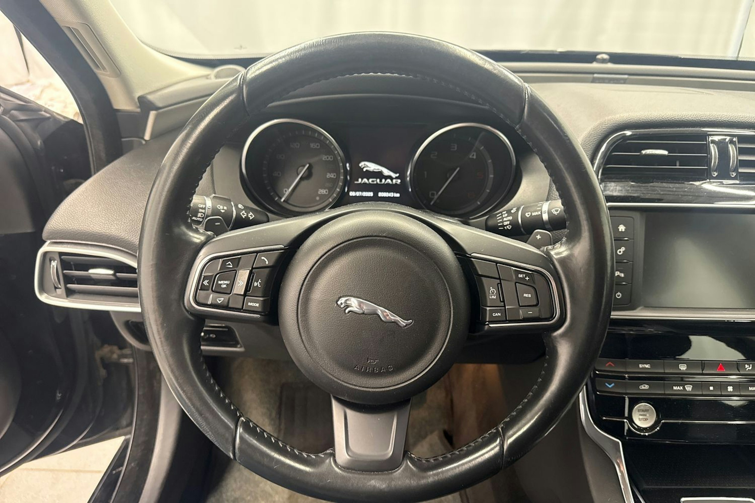 musta Jaguar XE 2016 kuva 14.