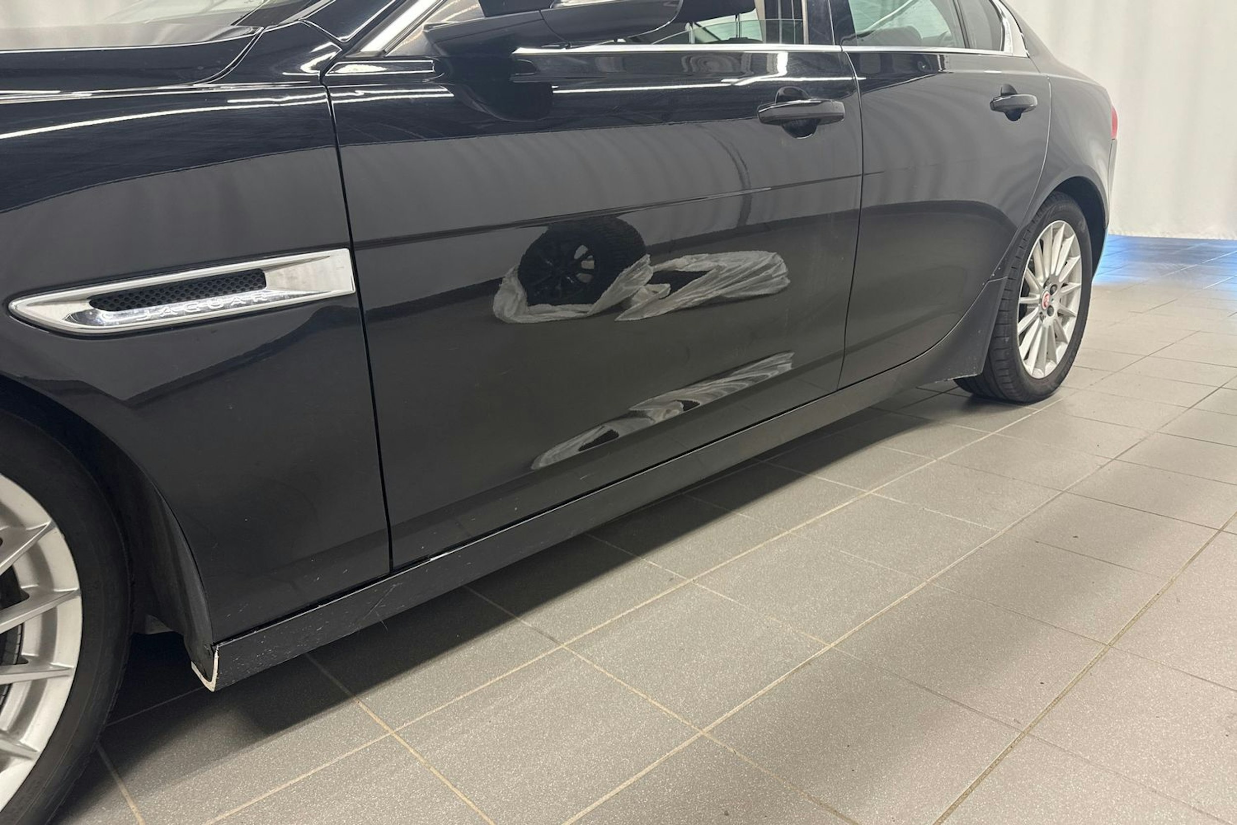 musta Jaguar XE 2016 kuva 19.