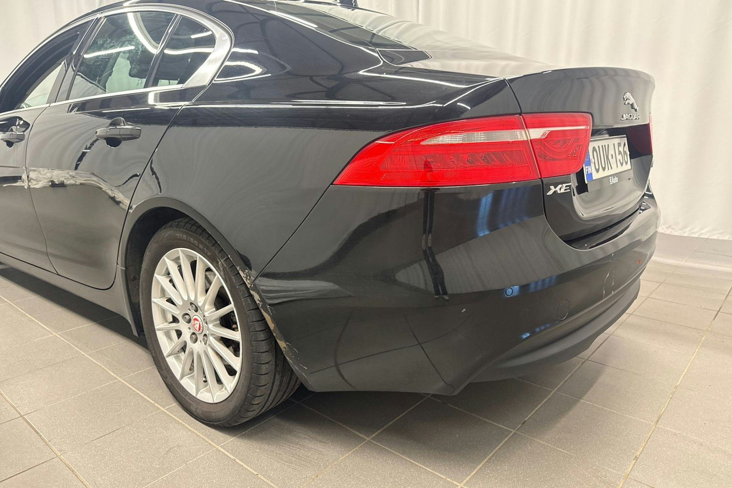 musta Jaguar XE 2016 kuva 20.