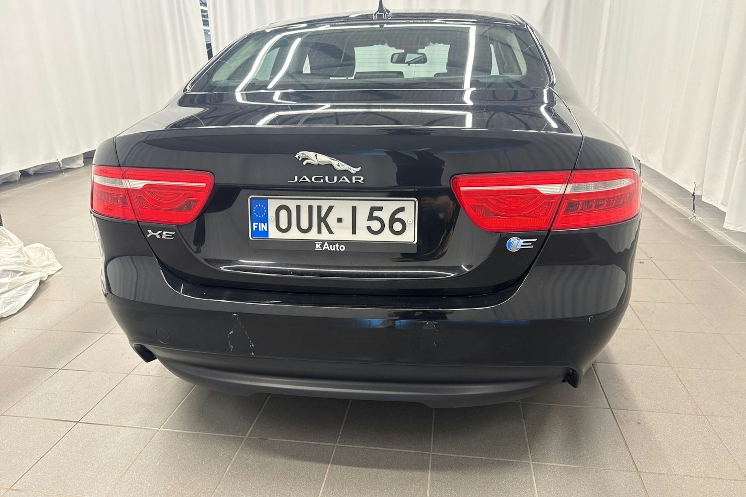 musta Jaguar XE 2016 kuva 21.