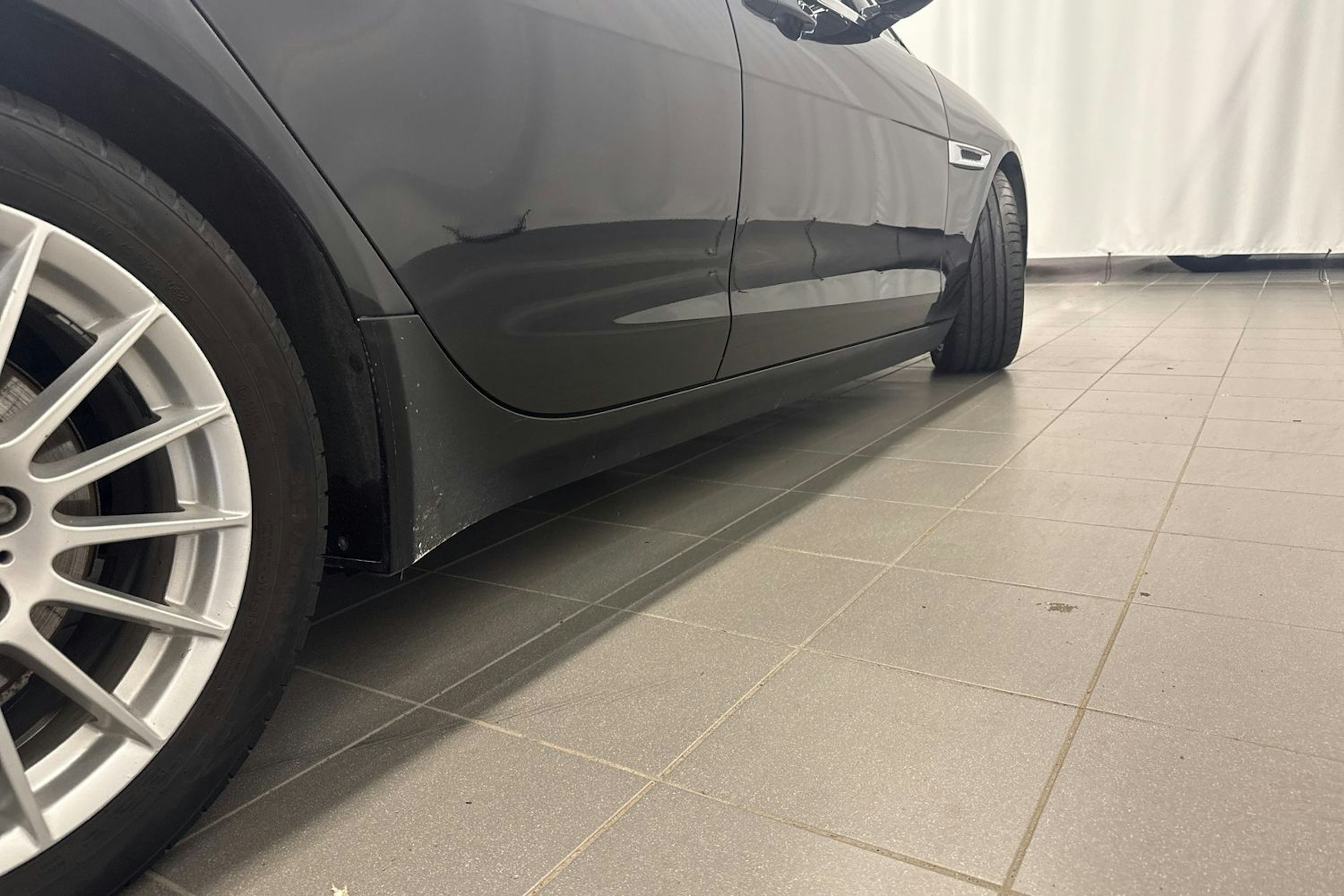 musta Jaguar XE 2016 kuva 22.