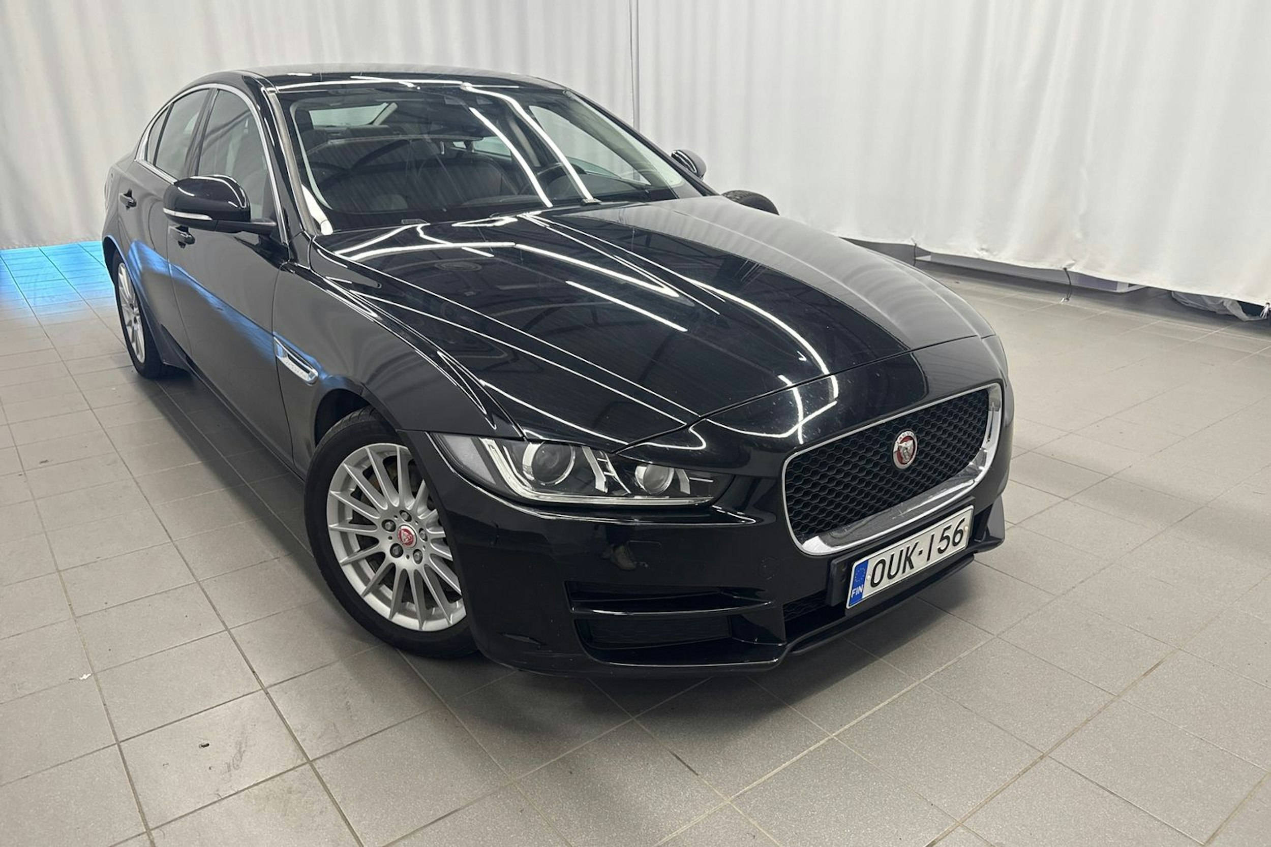 musta Jaguar XE 2016 kuva 23.