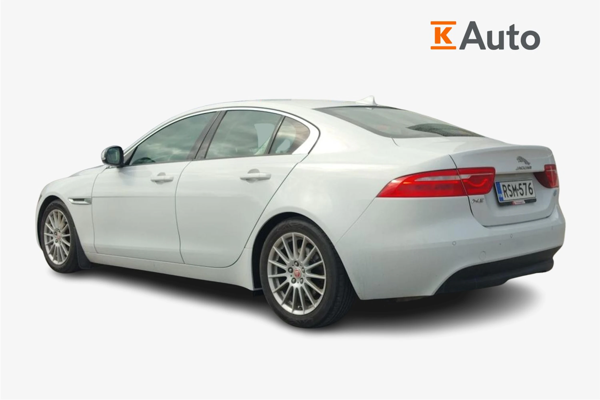 valkoinen Jaguar XE 2016 kuva 2.