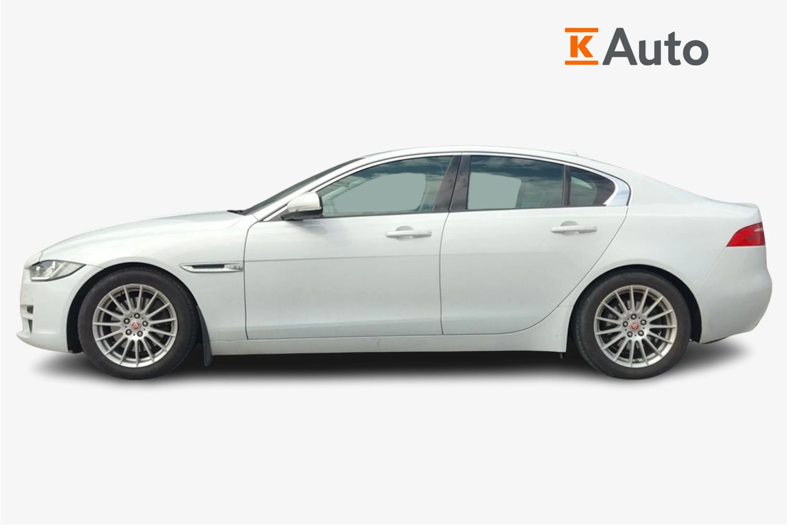valkoinen Jaguar XE 2016 kuva 5.