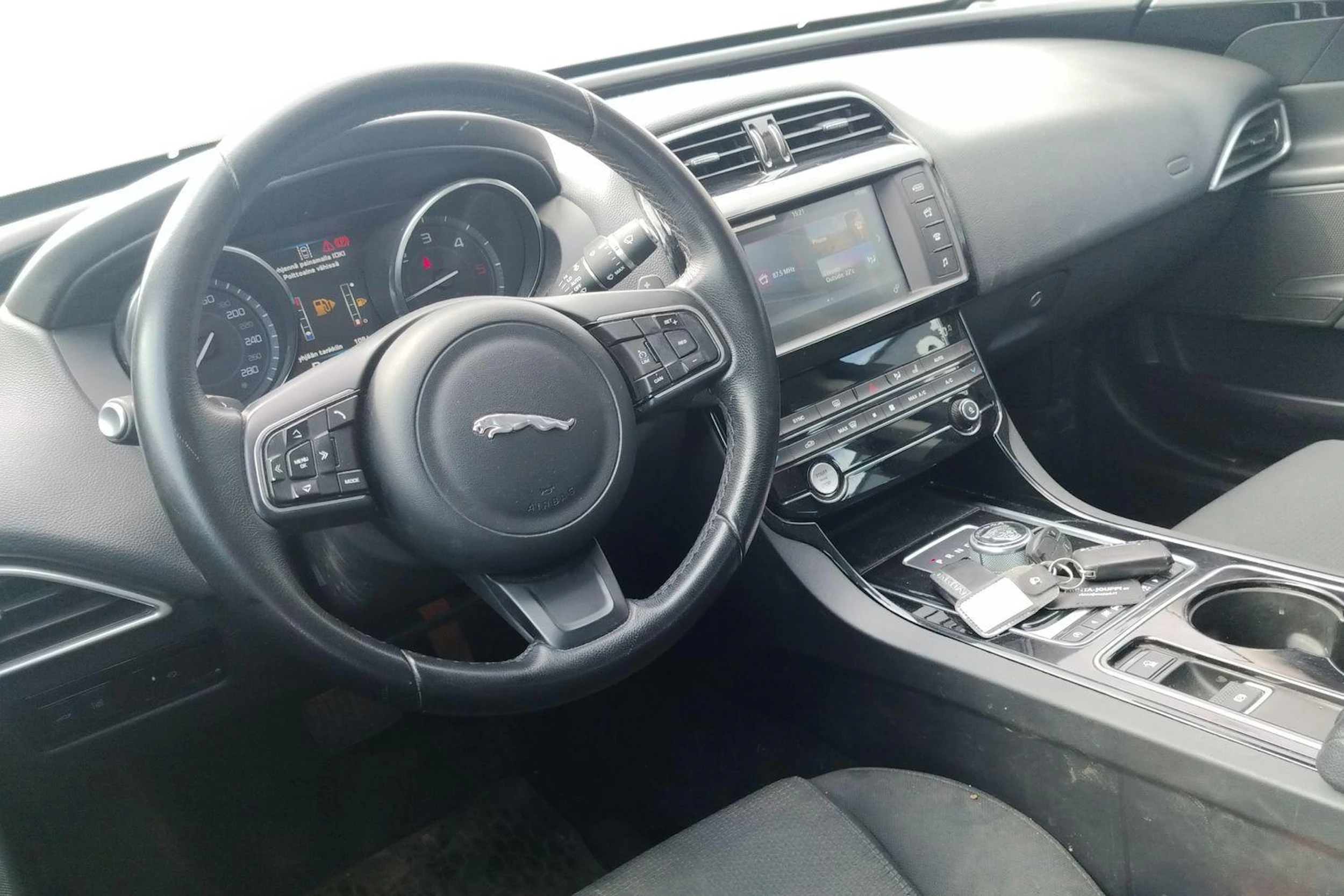 valkoinen Jaguar XE 2016 kuva 6.