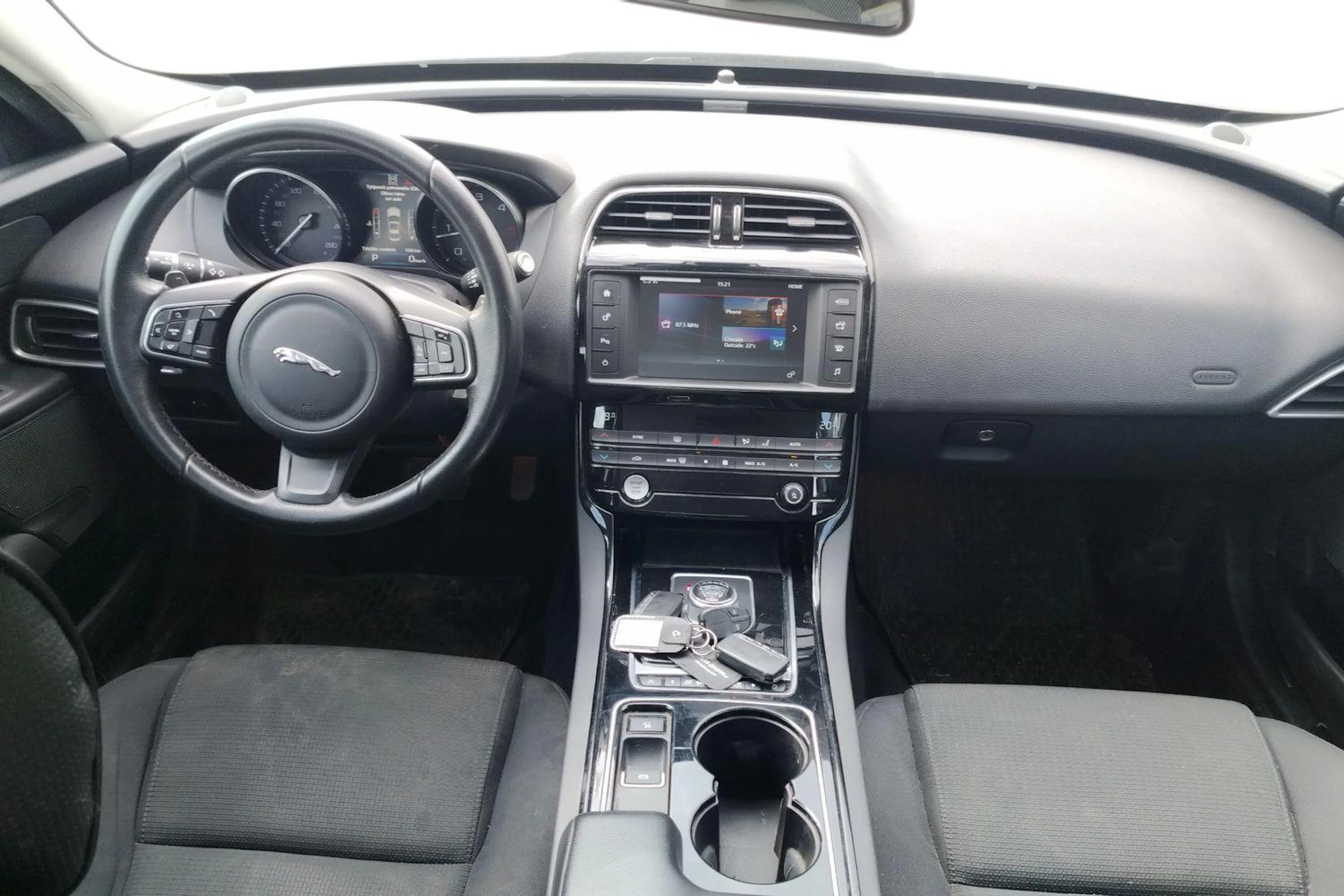 valkoinen Jaguar XE 2016 kuva 7.