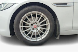 valkoinen Jaguar XE 2016 kuva 9.